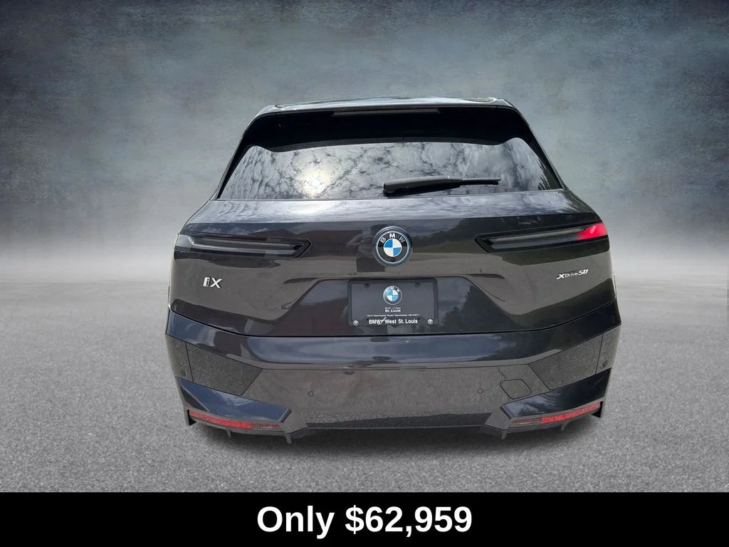 Used 2025 Gray BMW xDrive50 image 4