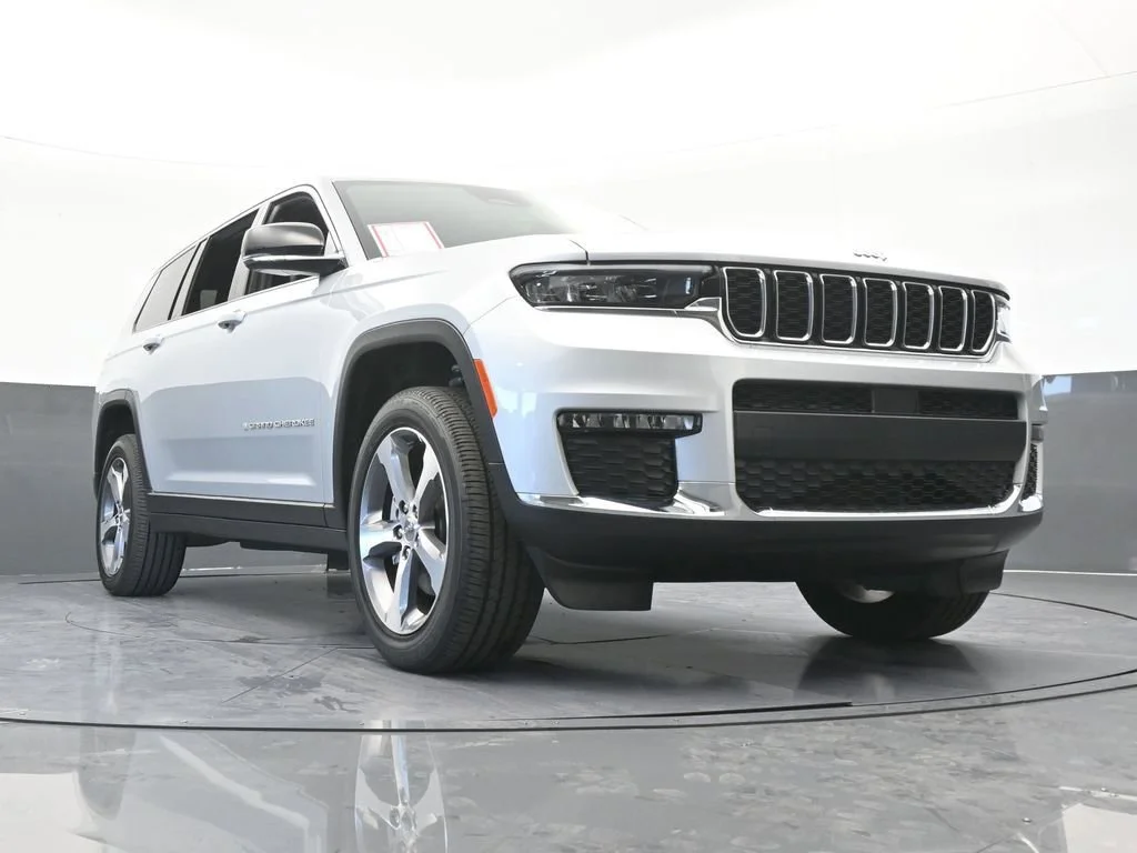 Used 2025 Silver Jeep Limited image 65
