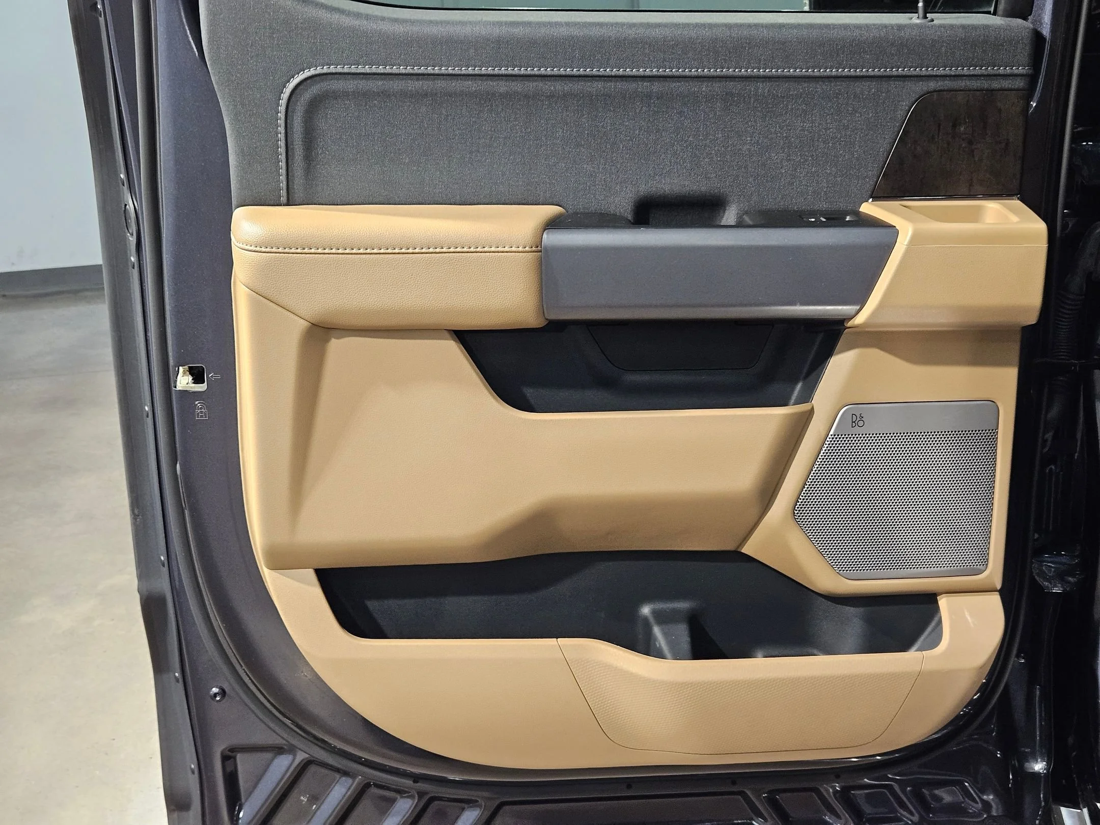 Used 2022 Smoked Quartz Metallic Tinted Clearcoat Ford LARIAT image 34