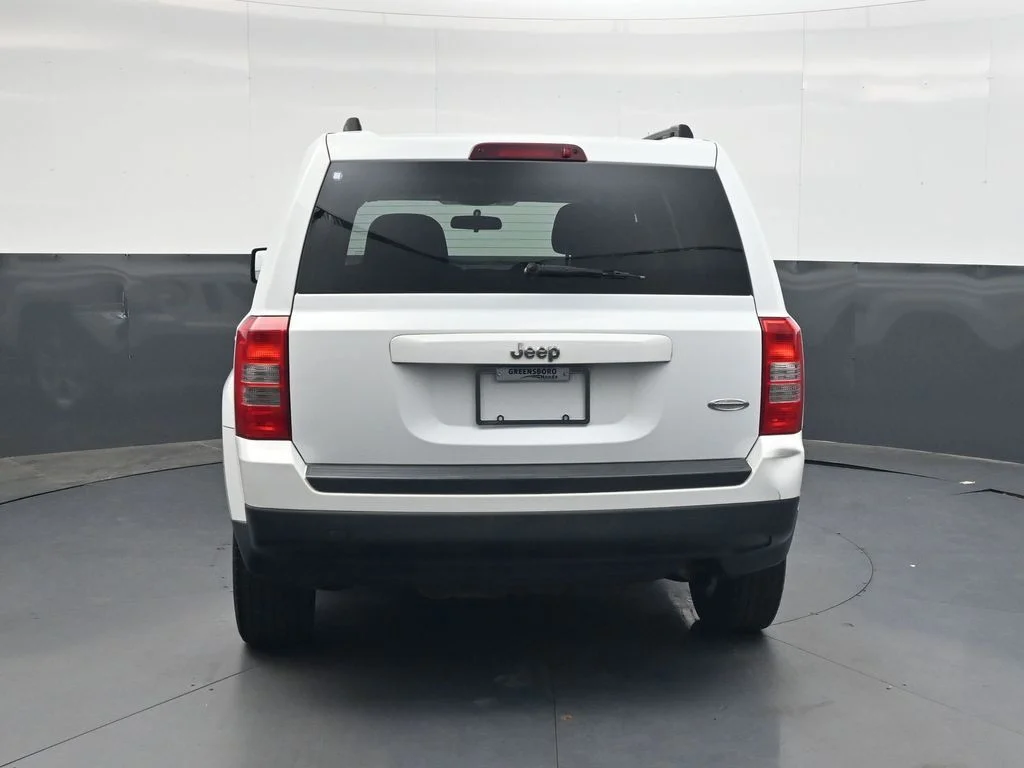 Used 2015 Bright White Clearcoat Jeep Latitude image 5