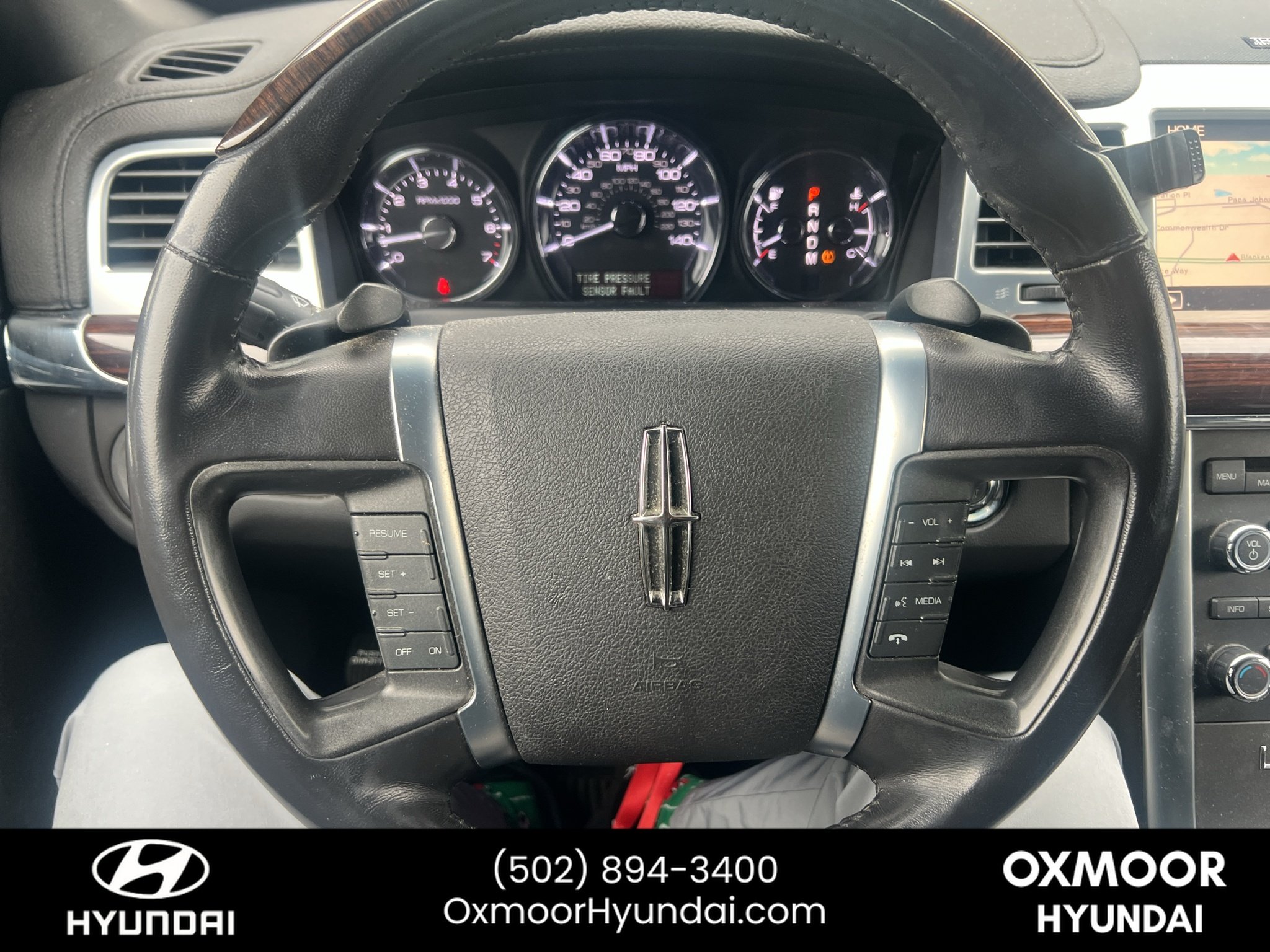 Used 2011 White Platinum Metallic Tri-Coat Lincoln Base image 8