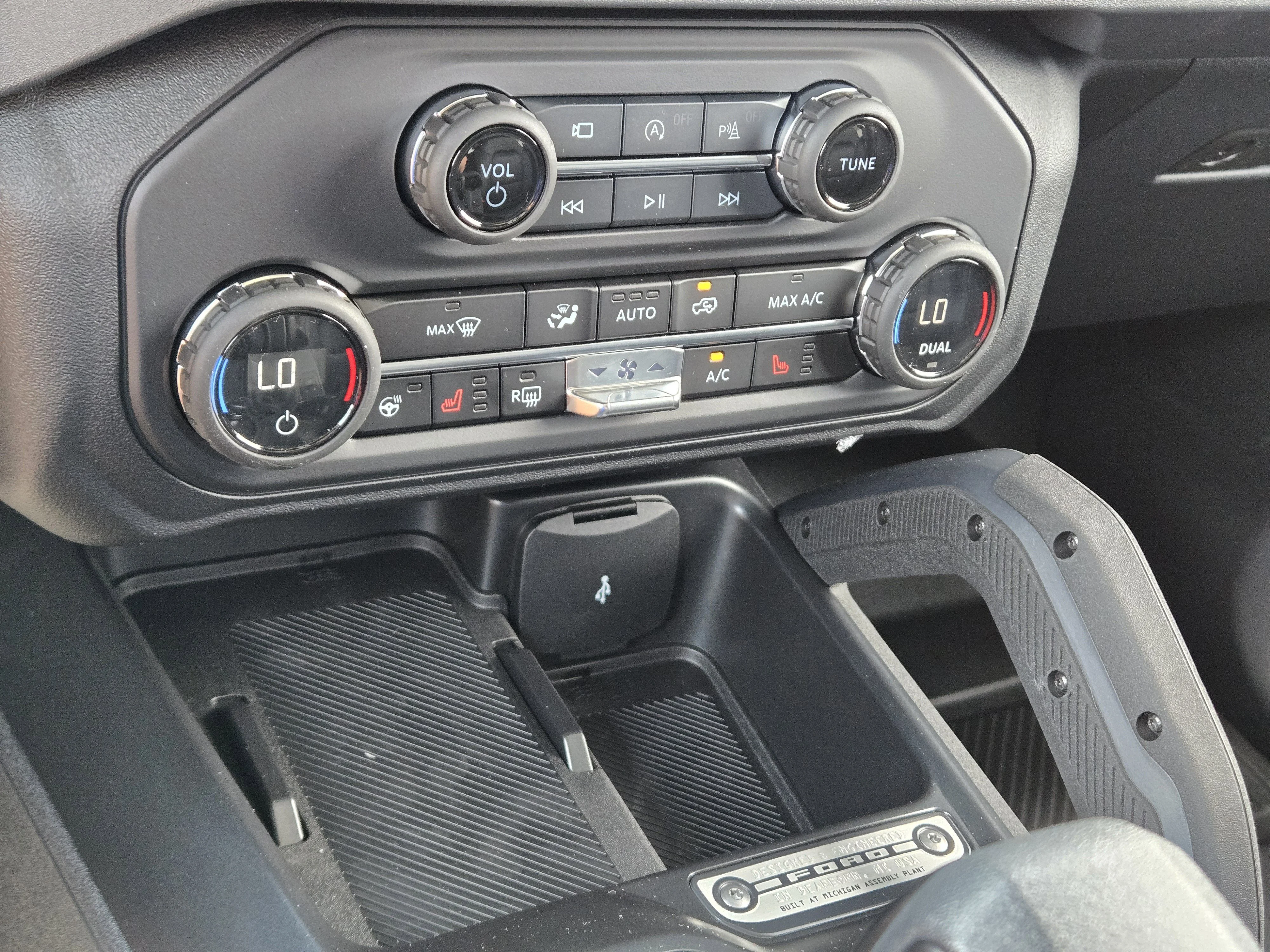New 2026 Oxford White FORD Badlands image 30