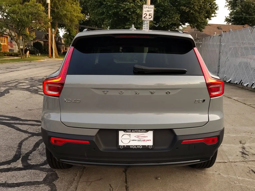 2026 Volvo XC40 Plus - Photo 9