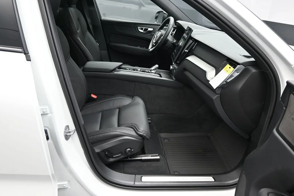 New 2026 Crystal White Volvo T8 Ultra Black Edition image 20