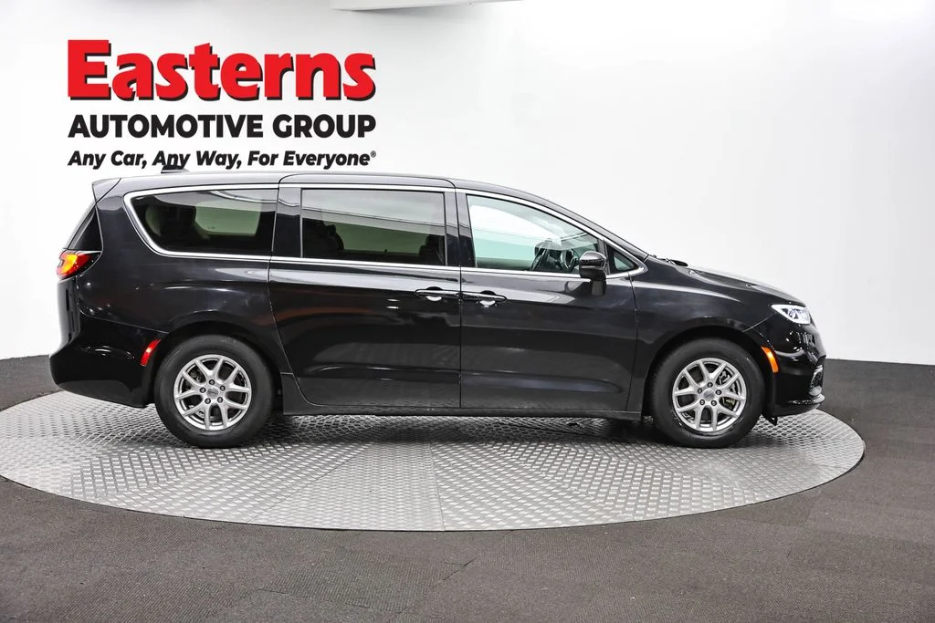 Used 2023 Black Chrysler Touring L image 4