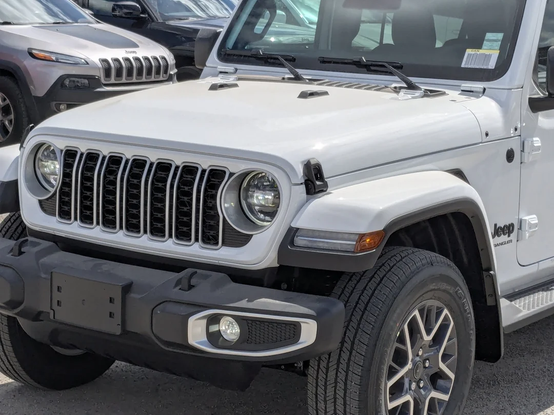 New 2026 White Jeep Sahara - - 4x4 - Body- Color Top - Side Steps - 2.0L Turbo - Remote Start & More! image 10