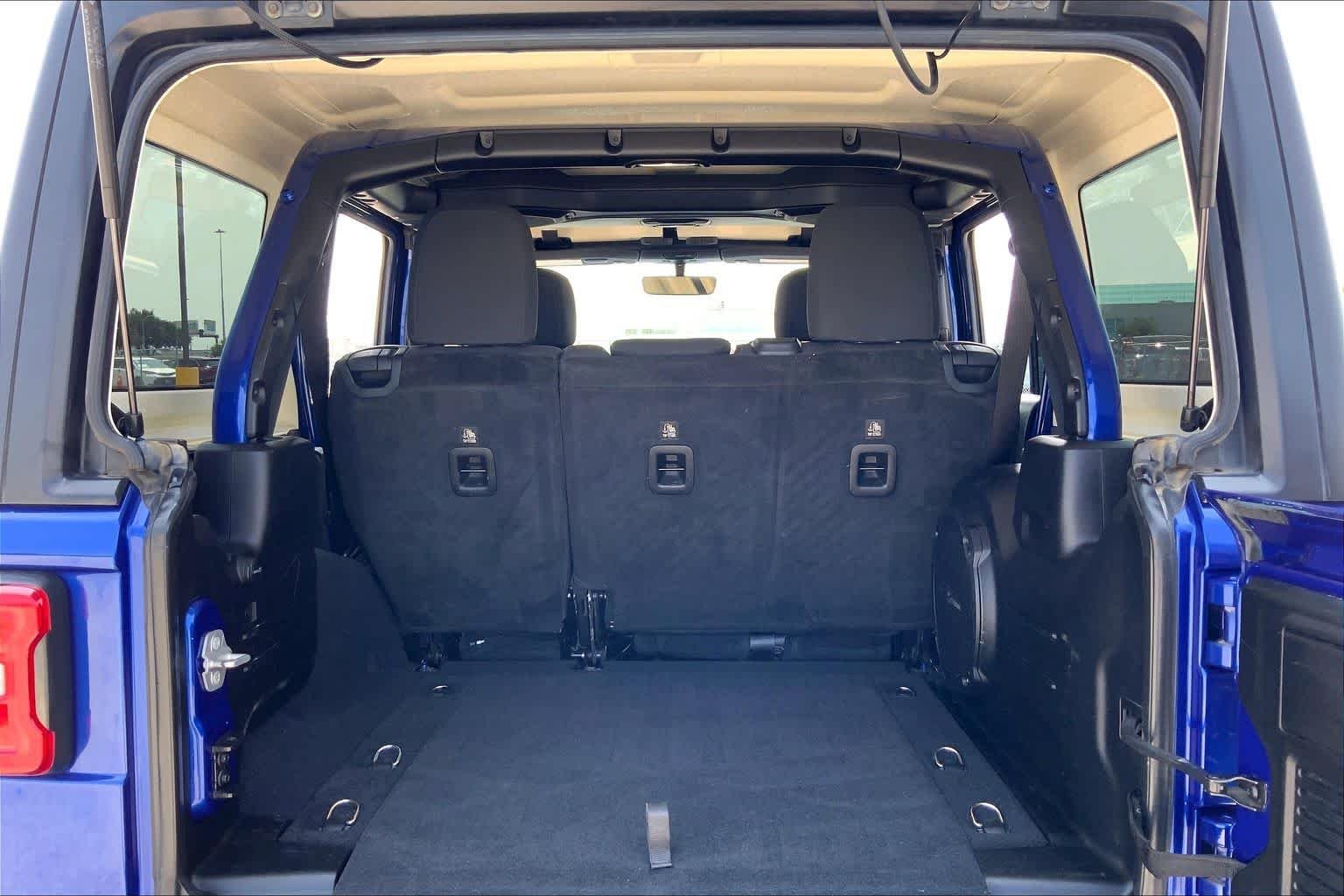 Used 2018 Ocean Blue Metallic Clearcoat Jeep Sahara image 34