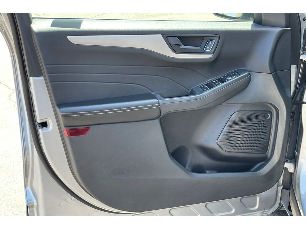 Used 2022 ICONIC SILVER Ford SE image 12