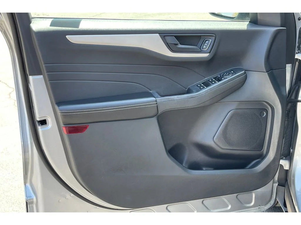 Used 2022 ICONIC SILVER Ford SE image 12