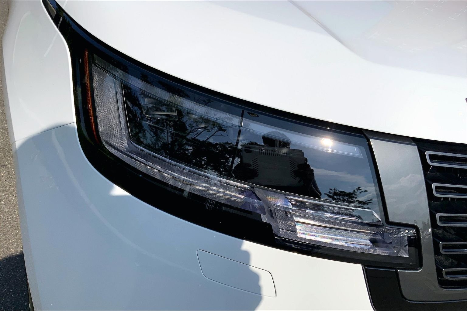 New 2026 Fuji White Land Rover SE LWB 7-Seats / V8 image 13