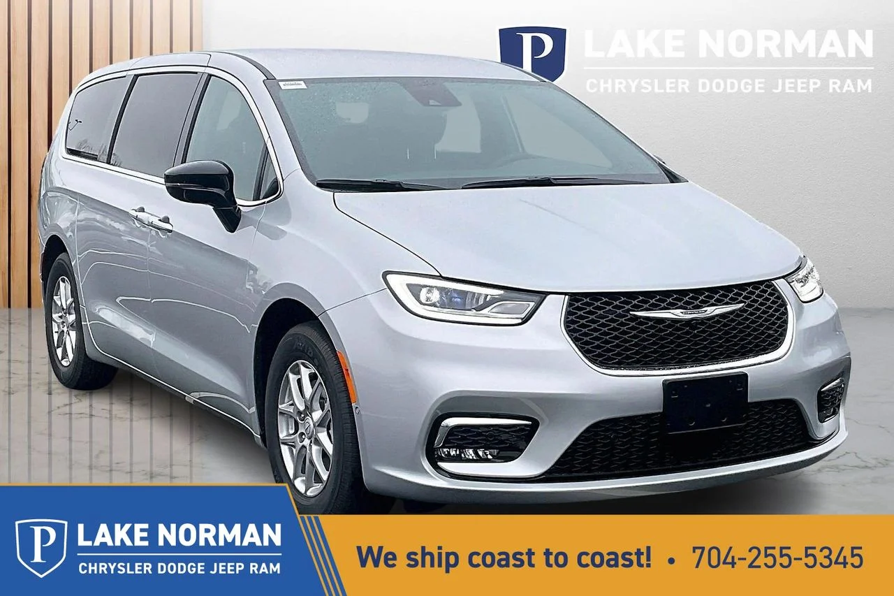 2026 Chrysler Pacifica Select's photo