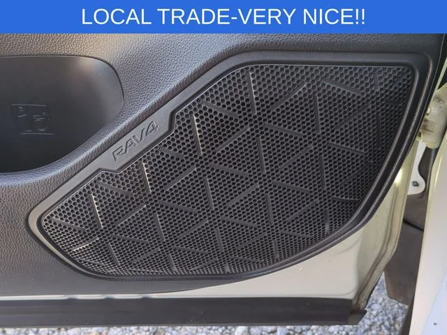 Used 2019 White Toyota XLE Premium image 15