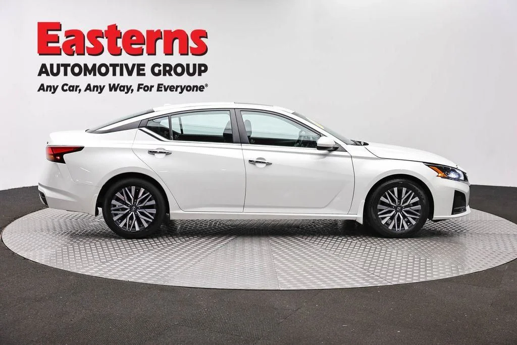Used 2024 White Nissan 2.5 SV image 4