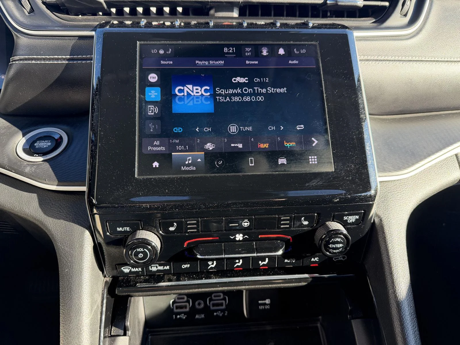 Used 2023 Diamond Black Crystal Pearlcoat Jeep Laredo image 11