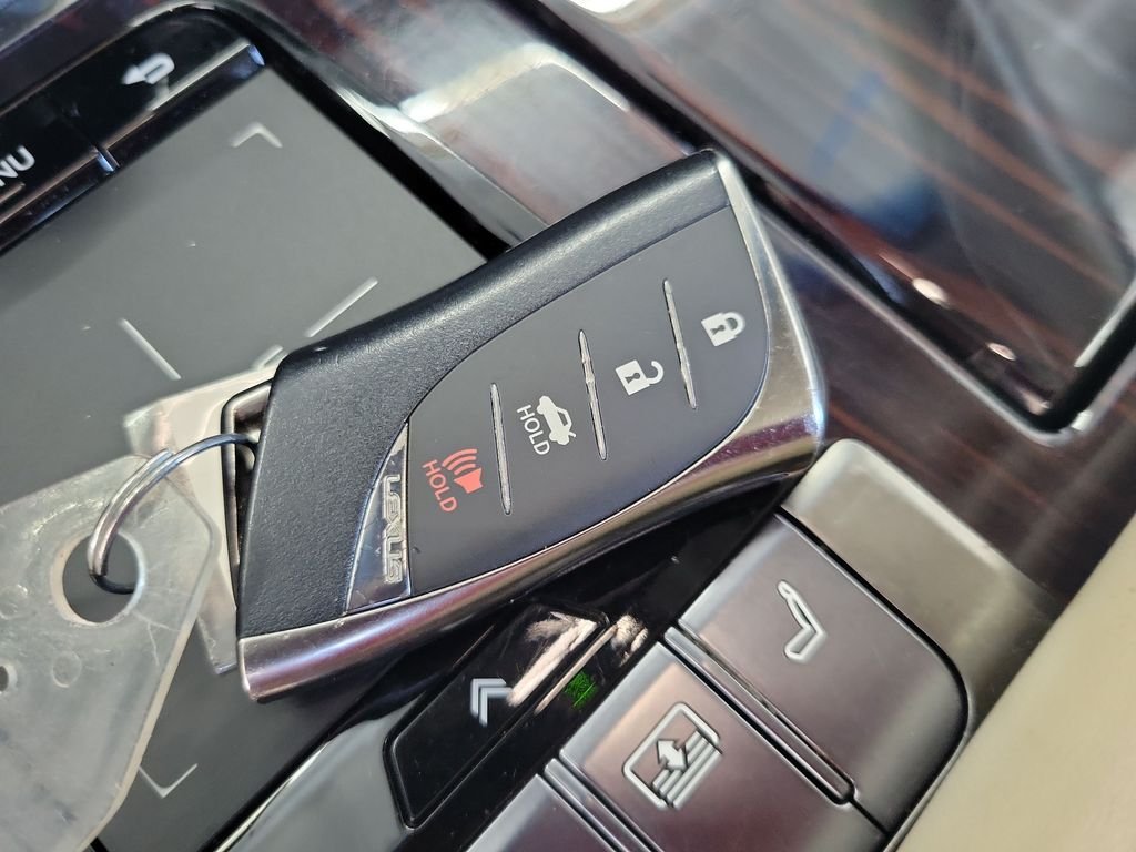 Used 2018 White Lexus 500 Base image 44