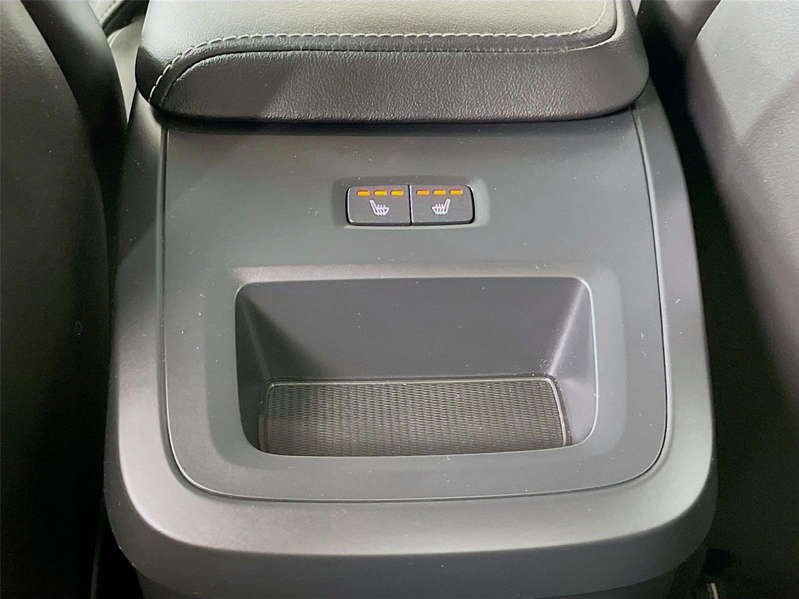 Used 2019 Pebble Grey Metallic Volvo R-Design image 29