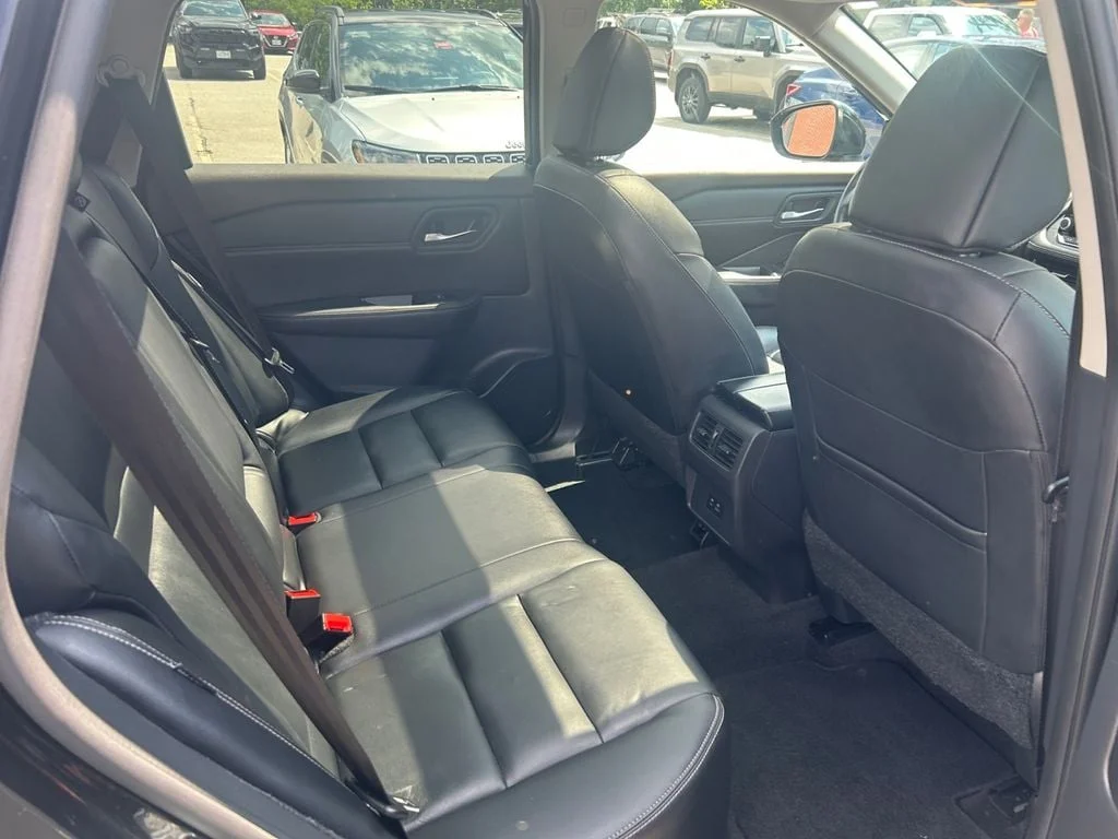 Used 2023 Super Black Nissan SL image 18