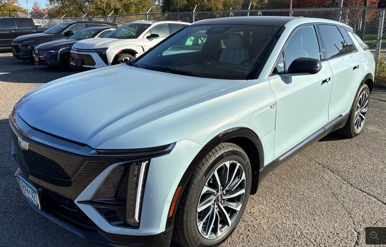 Used 2024  Cadillac Sport image 1