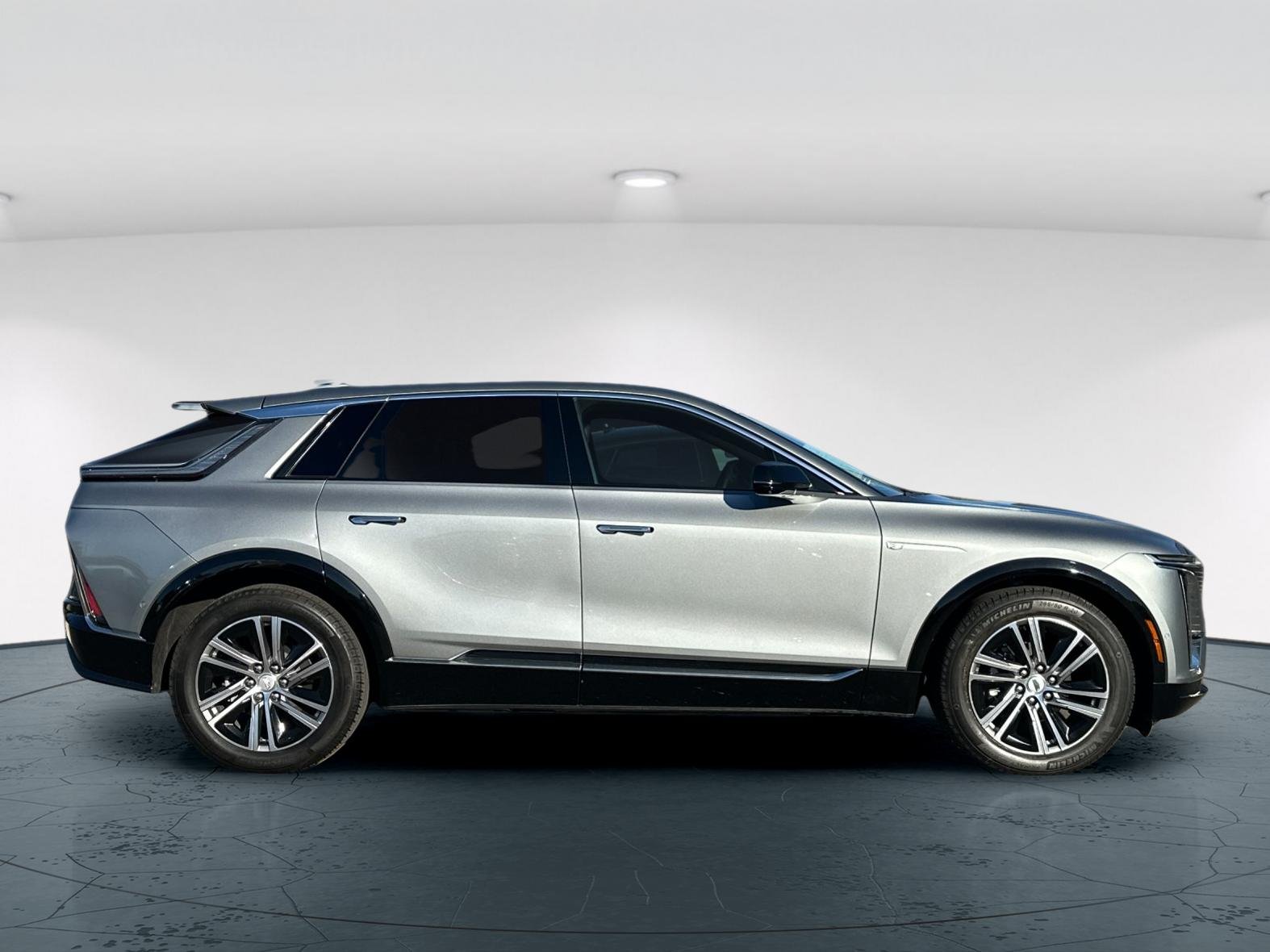 Used 2024 Silver Metallic Cadillac Luxury 4D Sport Utility image 7