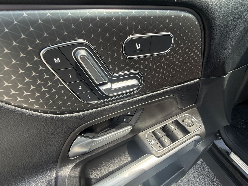 Used 2025 Black Mercedes-Benz GLB 250 image 11