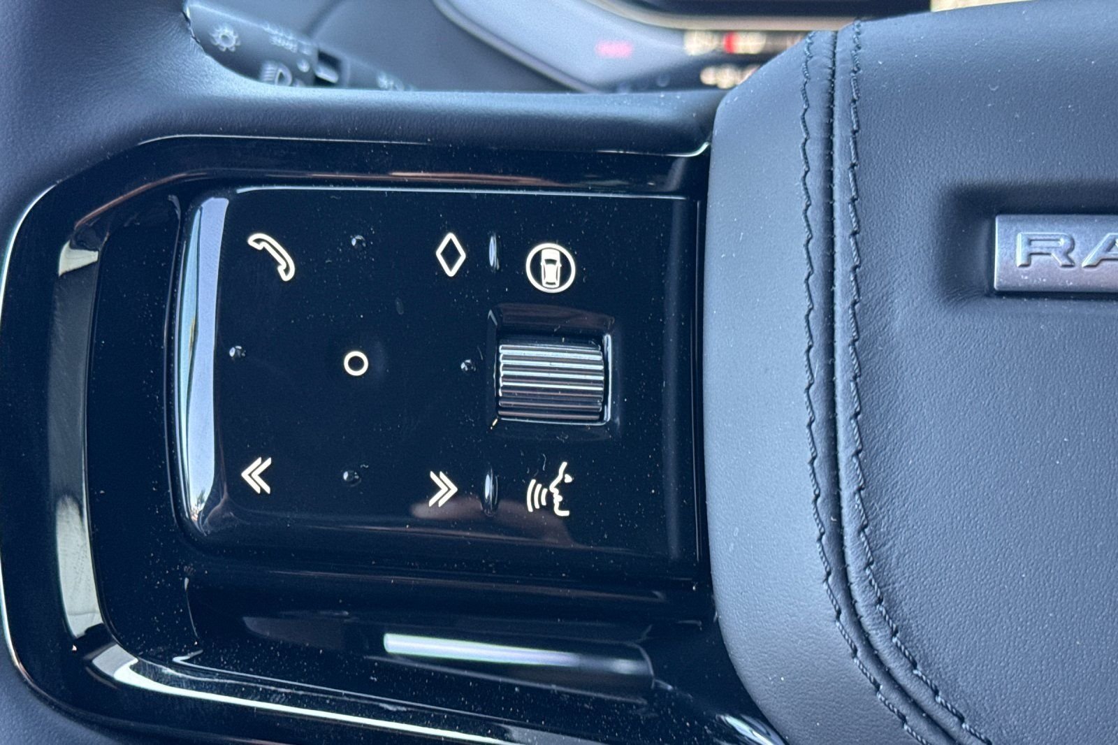 New 2026 Fuji White Land Rover Dynamic SE image 28