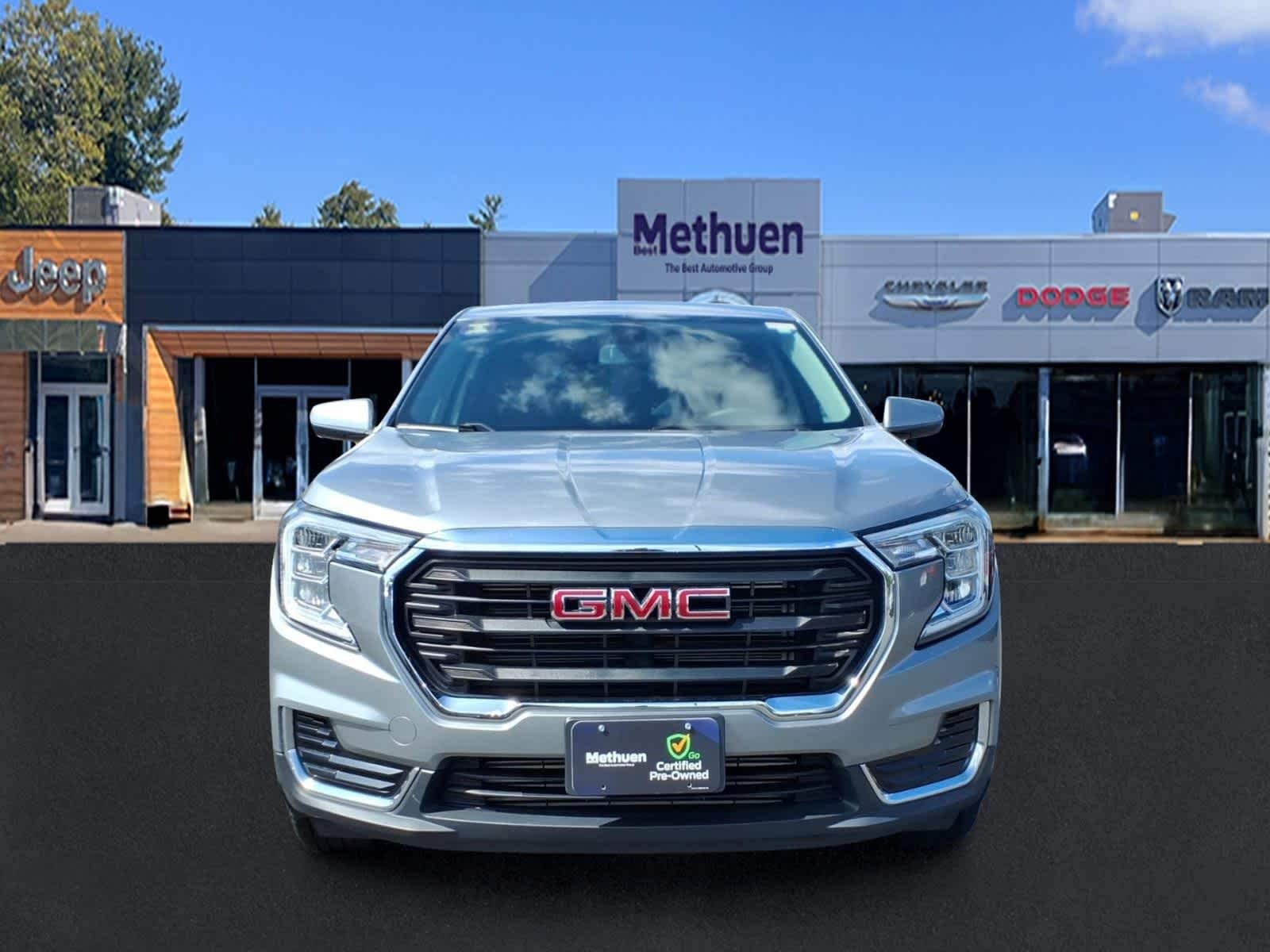 Used 2024 Sterling Metallic GMC SLE image 10