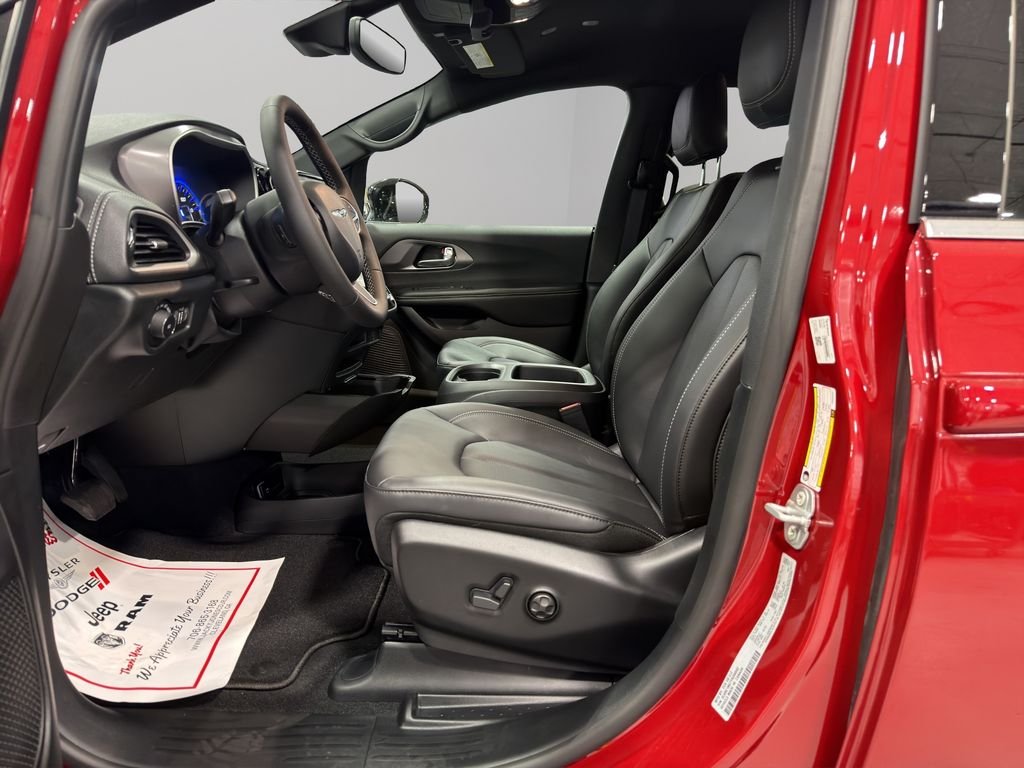 New 2026 Red Hot Pearl-Coat Exterior Paint Chrysler Select image 3