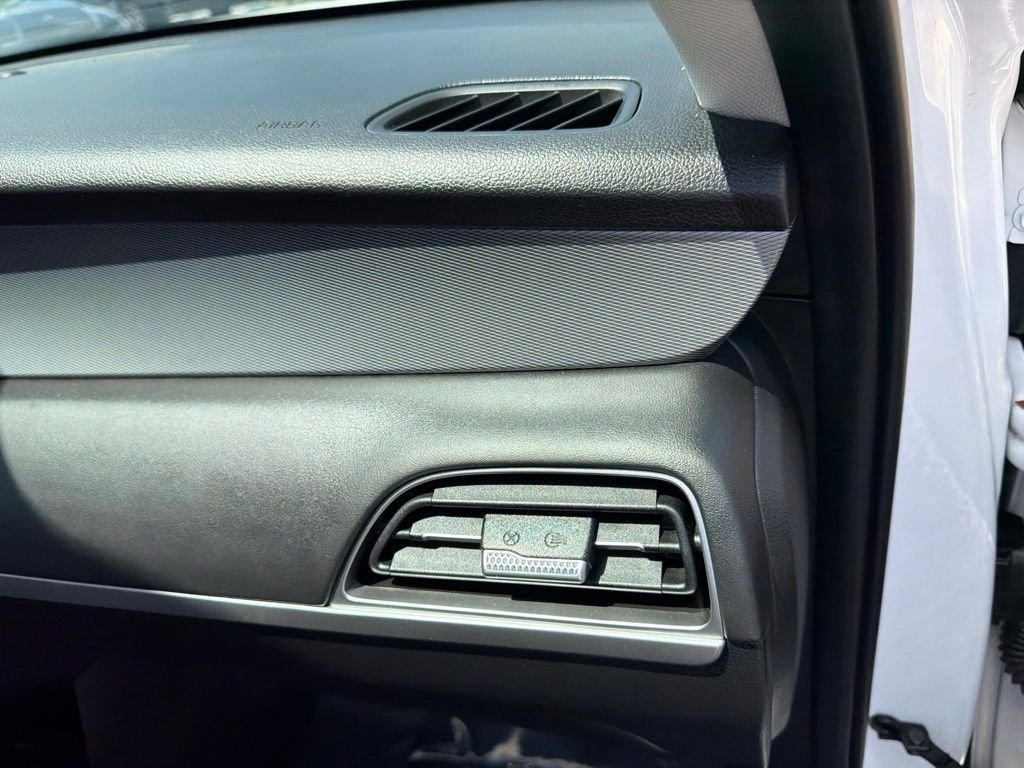 Used 2022 White Hyundai SEL image 17