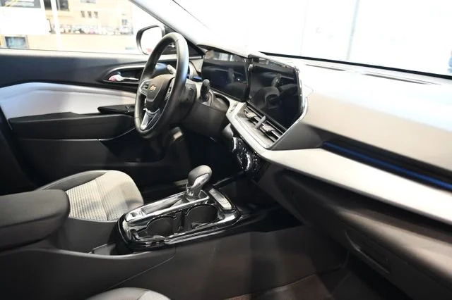 Used 2025 Mosaic Black Metallic Chevrolet LT image 13