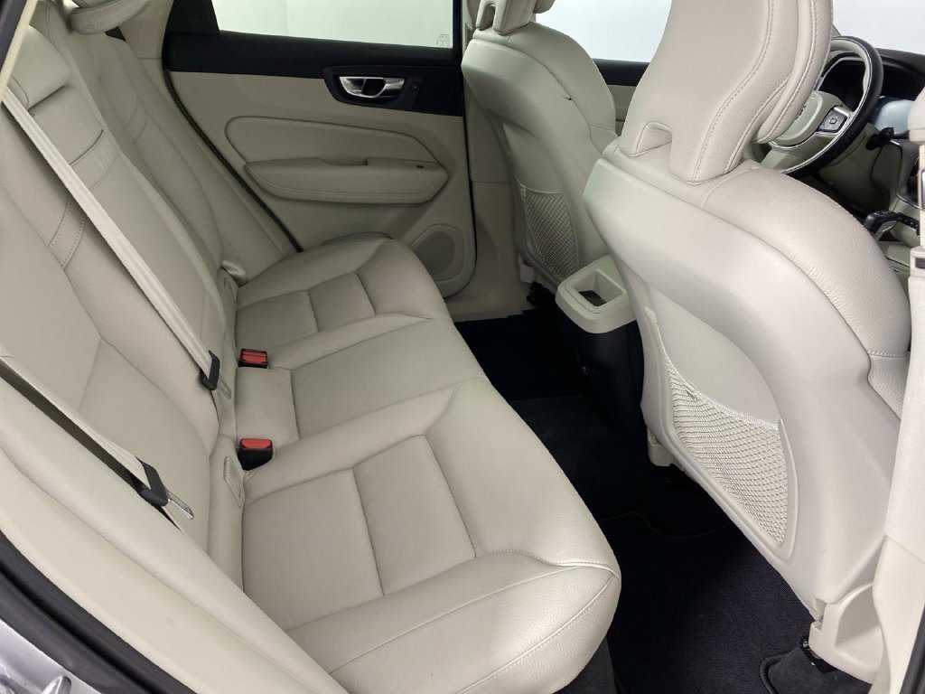 Used 2019 Silver Volvo T5 Momentum image 11