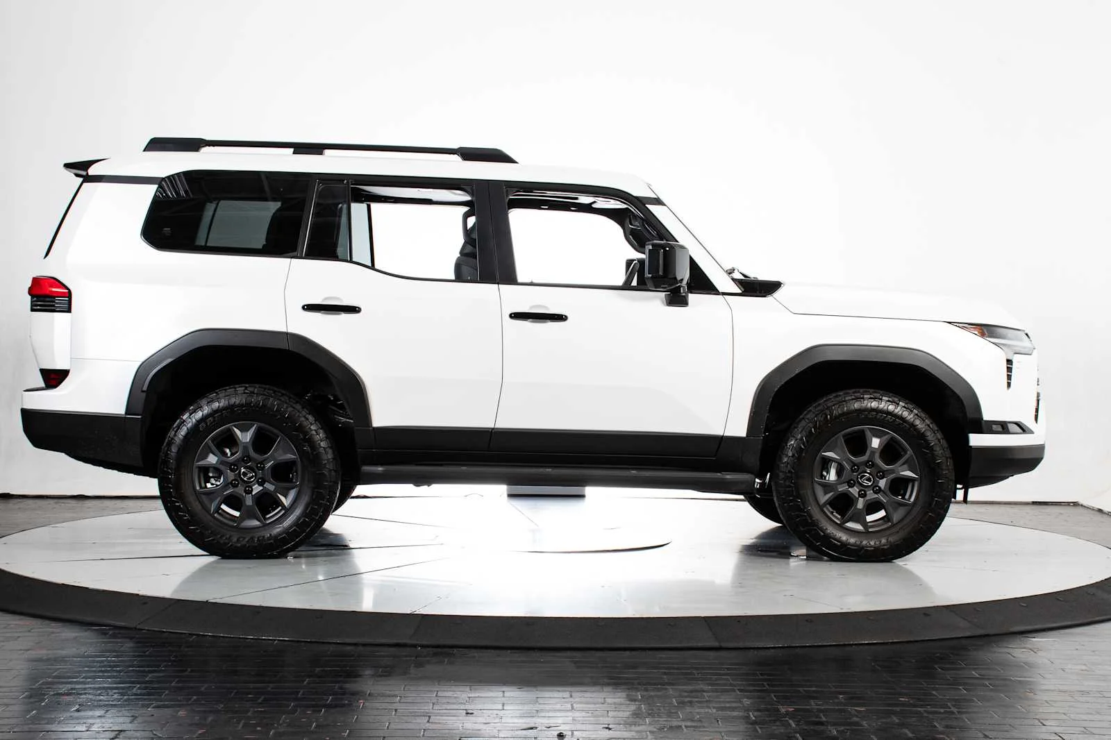 Certified Used 2026 EMINENT WHITE PEARL Lexus Overtrail image 8