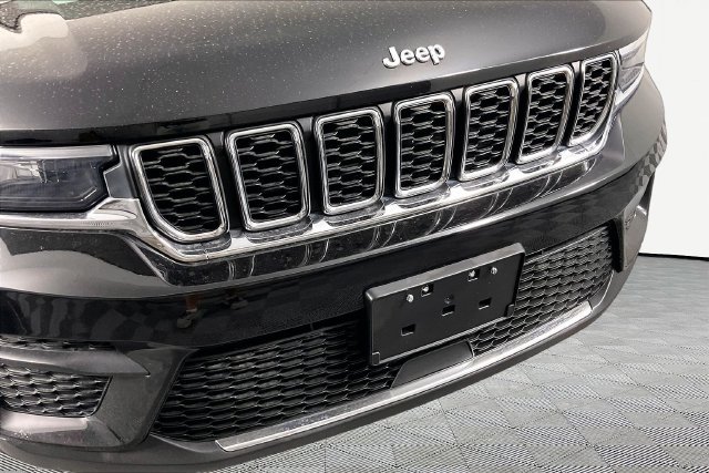Used 2023 Black Jeep Laredo image 28