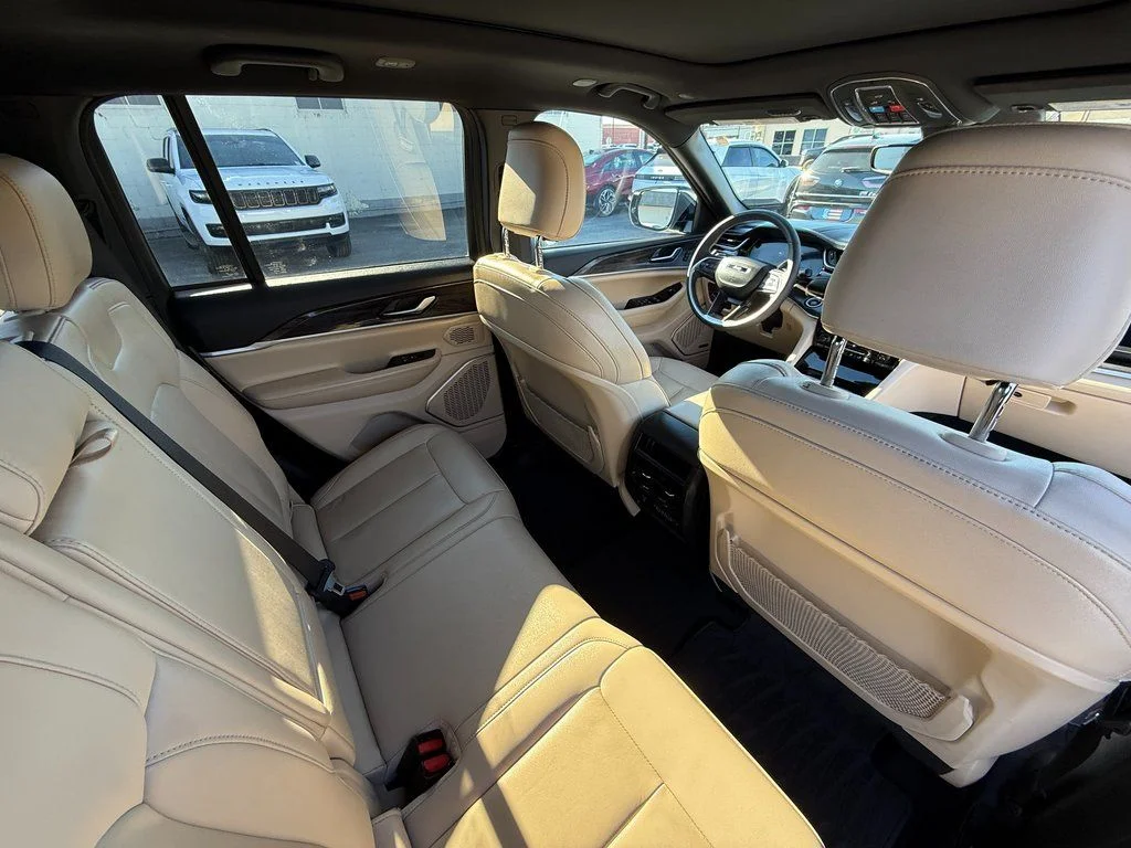 Used 2022 White Jeep 4xe image 13