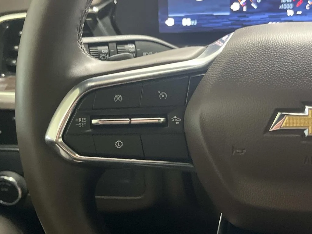 Used 2025 Summit White Chevrolet LT image 17