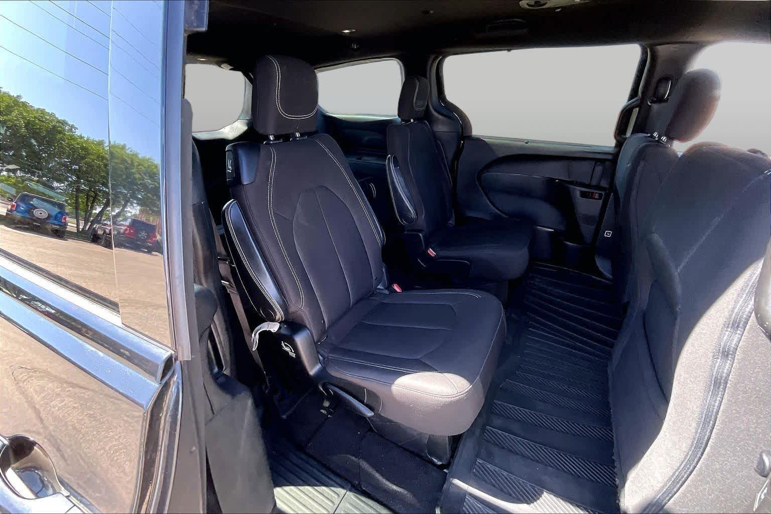 Used 2018 Brilliant Black Crystal Pearlcoat Chrysler Touring Plus image 18