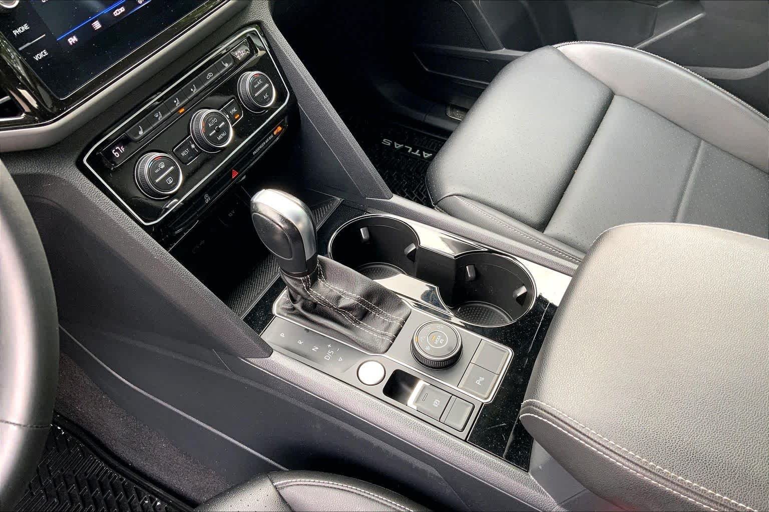 Used 2023 Pure White Volkswagen 3.6L V6 SE w/Technology image 17
