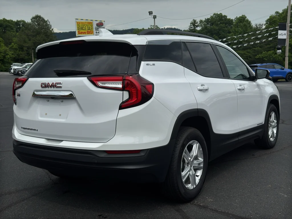 Used 2022 Summit White GMC SLE image 13