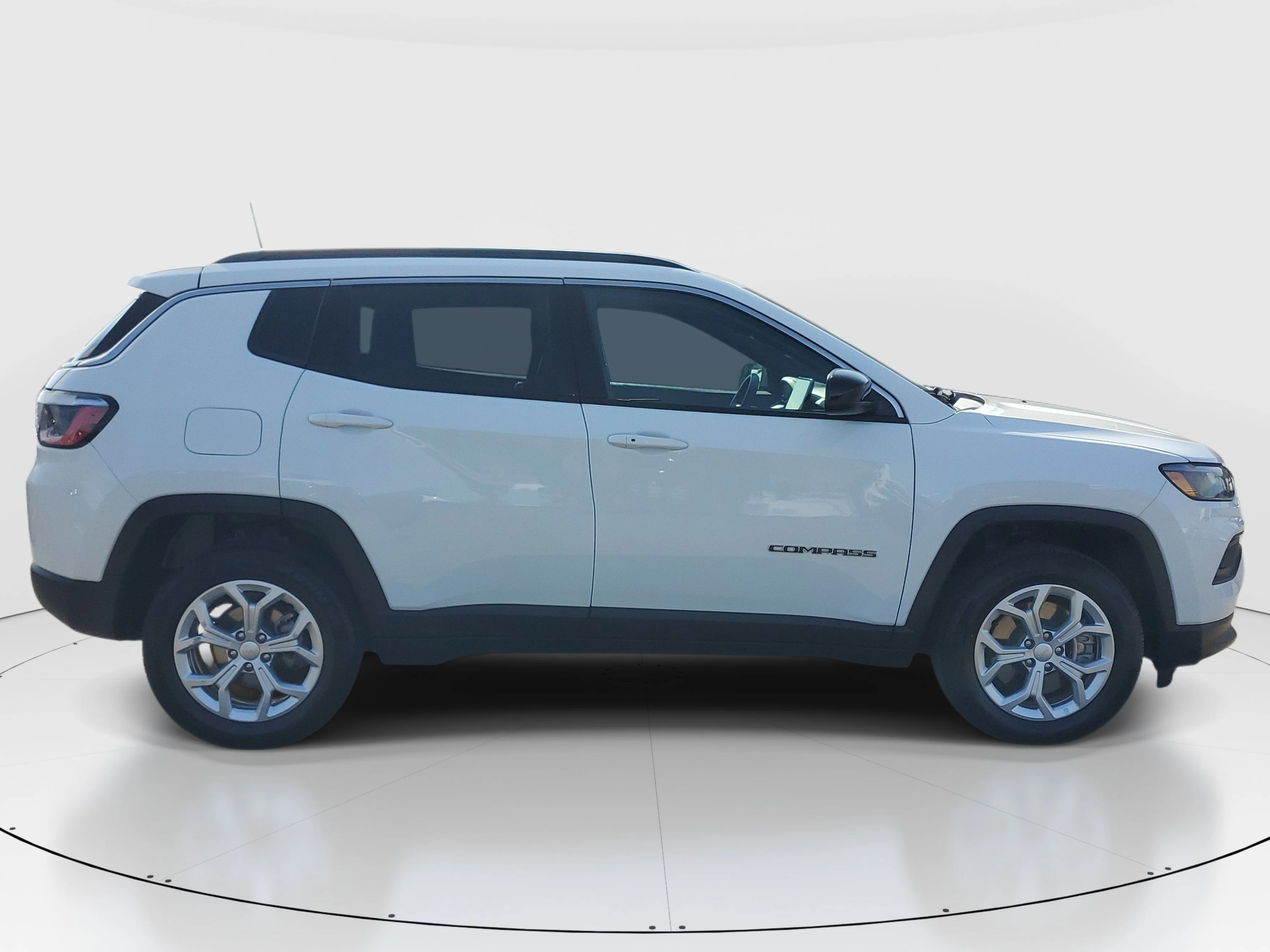 Used 2024 White Jeep Latitude image 7