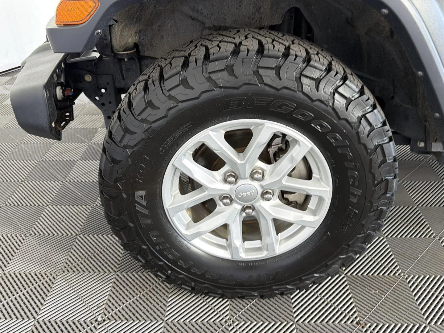 Used 2023 Granite Crystal Metallic Clearcoat Jeep Sport S image 17