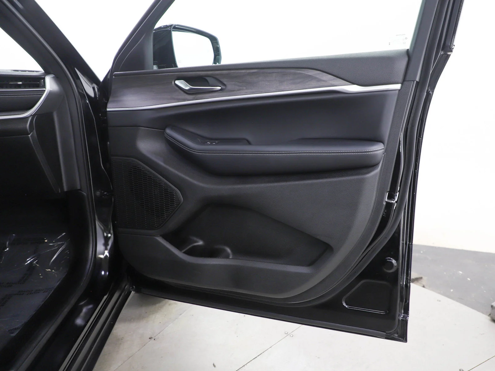Used 2025 Diamond Black Crystal Pearlcoat Jeep Limited image 9