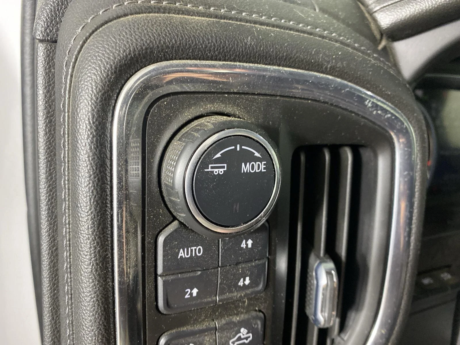 Used 2021 Iridescent Pearl Tricoat Chevrolet High Country image 13