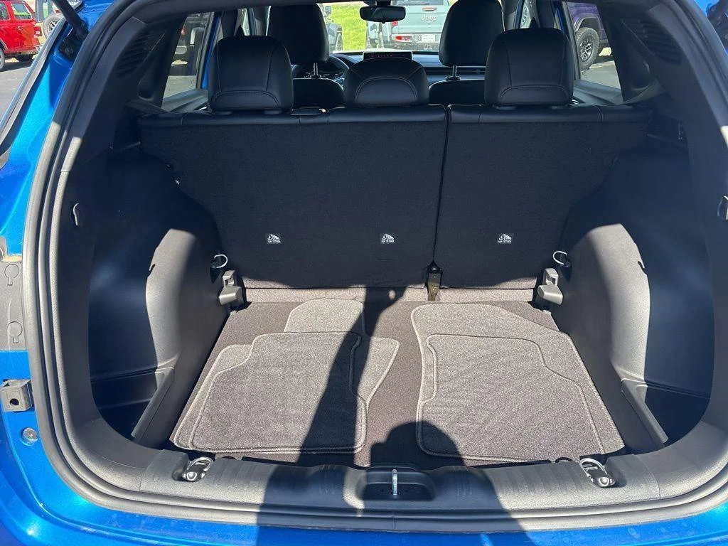 New 2026 Hydro Blue Pearlcoat Jeep Latitude Altitude image 11