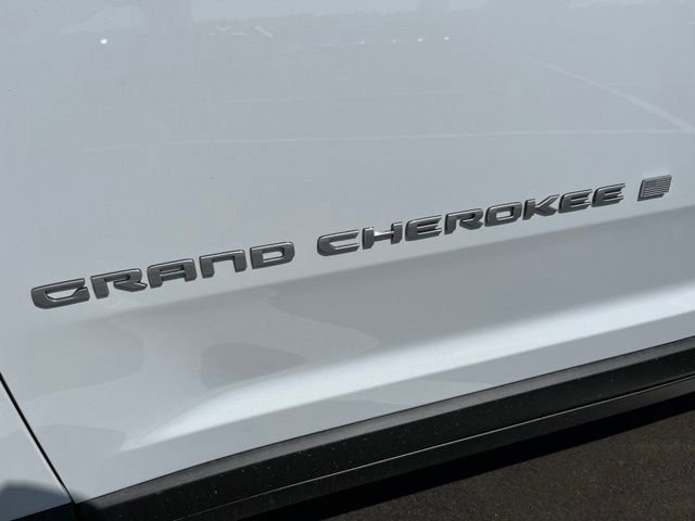 New 2026 Bright White Clear-Coat Exterior Paint Jeep Limited image 10