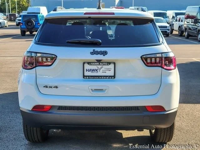 New 2026 Bright White Clear-Coat Exterior Paint Jeep Latitude image 5