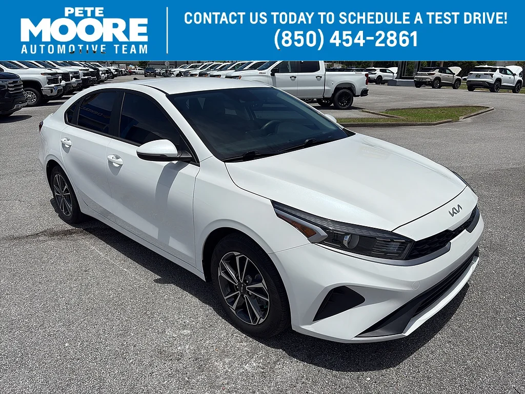Used 2023 Snow White Pearl Kia  image 1