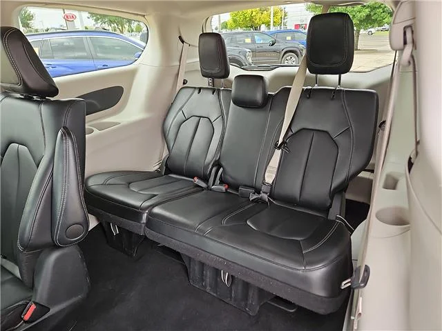 Used 2024 White Chrysler Select Front-Wheel Drive Passenger image 10