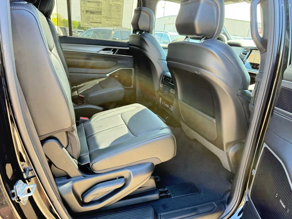 New 2026 High Gloss Black Exterior Paint Jeep Limited Reserve image 43