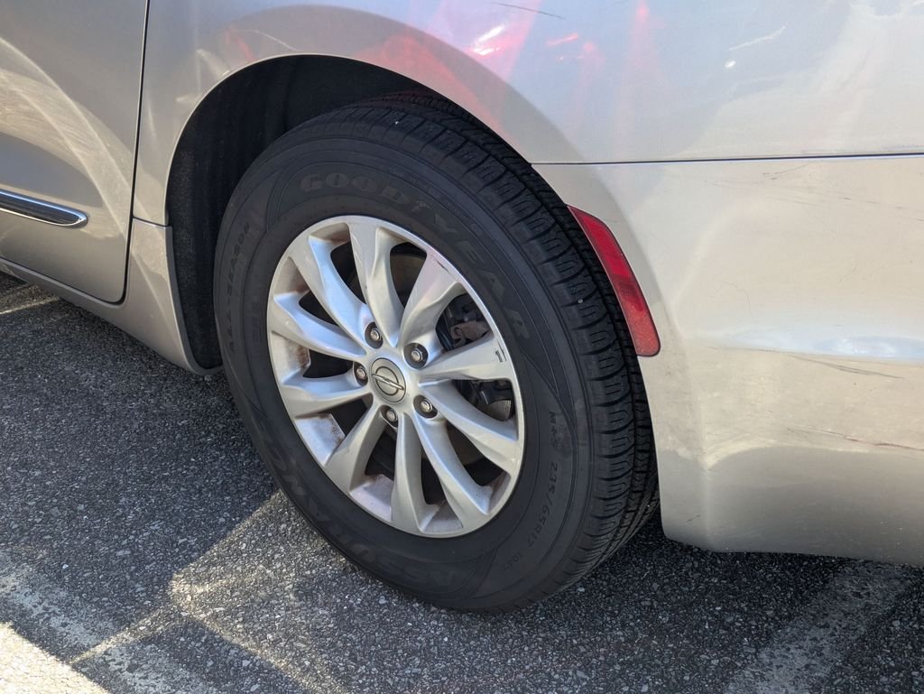 Used 2017 Silver Chrysler Touring L image 5