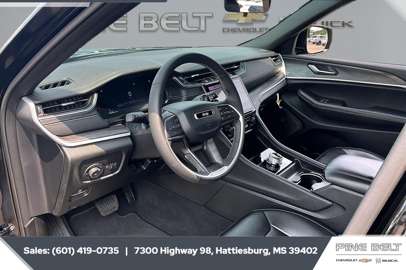 Used 2025 Diamond Black Crystal Pearlcoat Jeep Limited image 12