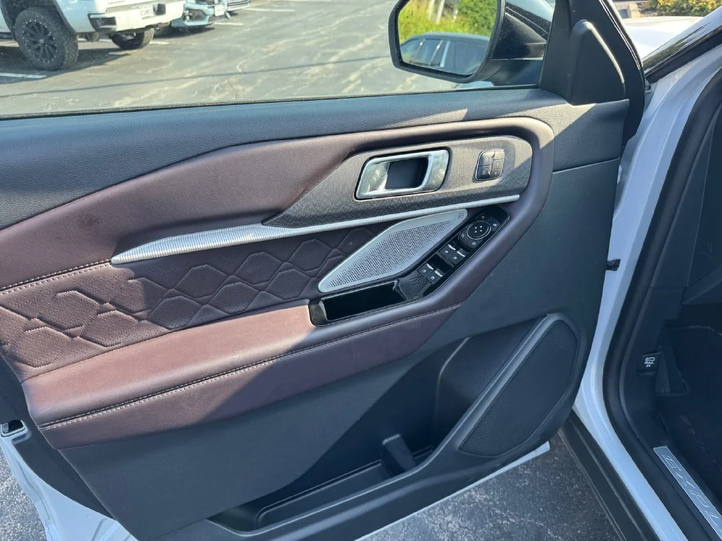 Used 2025 White Metallic Ford Platinum image 21
